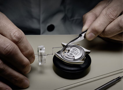 欧米茄手表表镜坏了